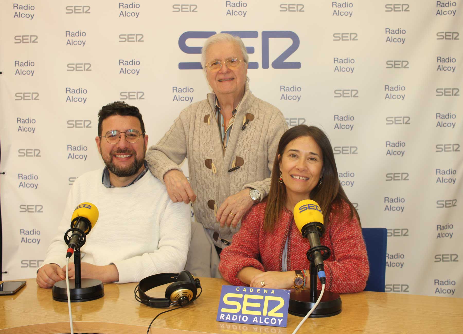 Àlex Cerradelo y Lorena Zamorano, con Paco Aznar, en el estudio central de Radio Alcoy