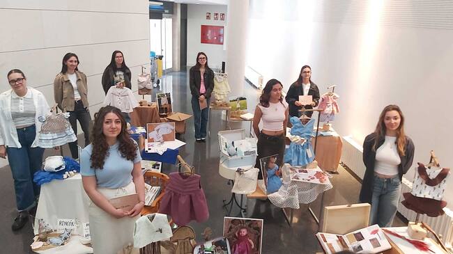 Las ocho alumnas junto a sus respectivos trabajos presentados