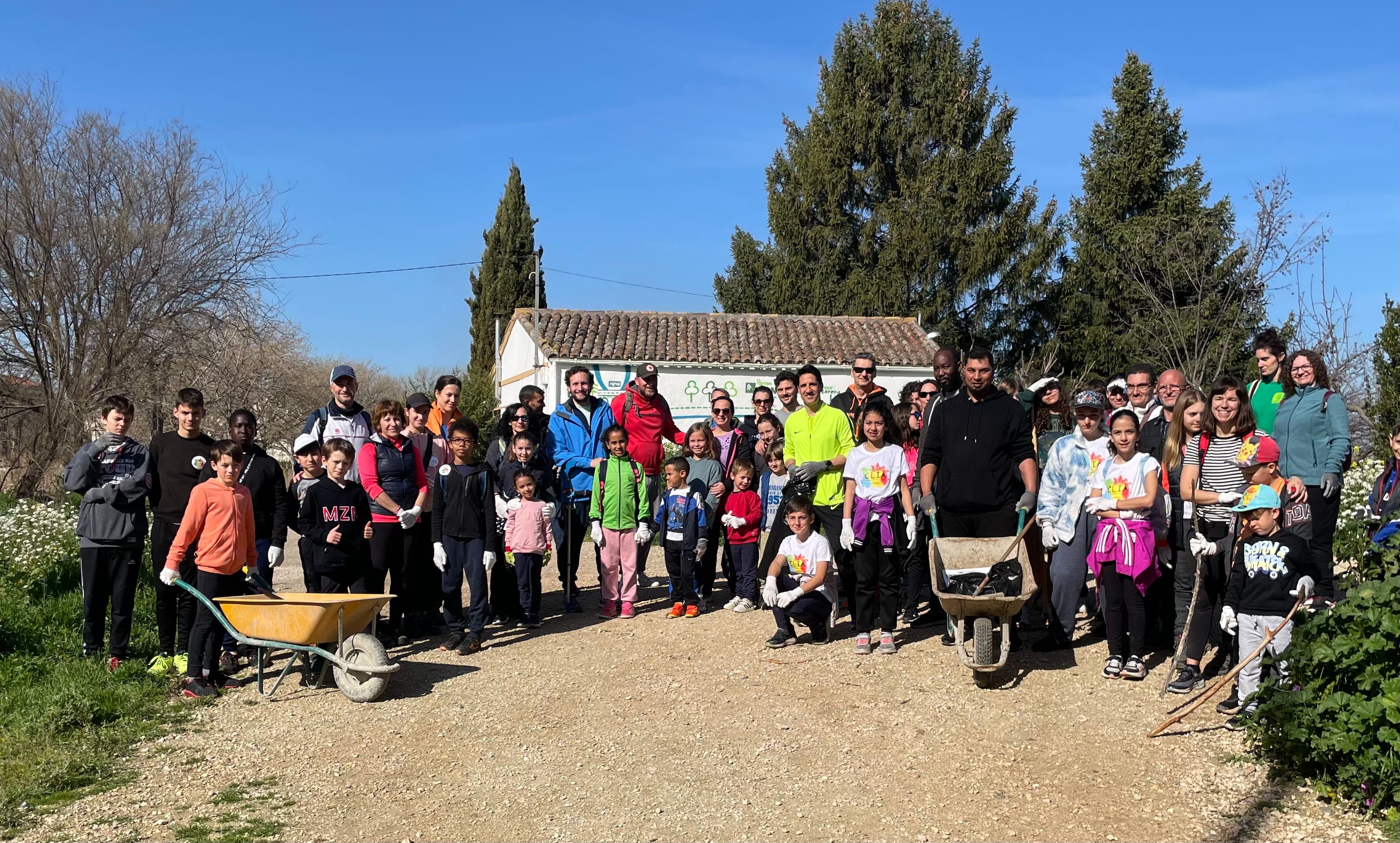 Foto de familia de los participantes en la jornada de limpieza del río Sosa
