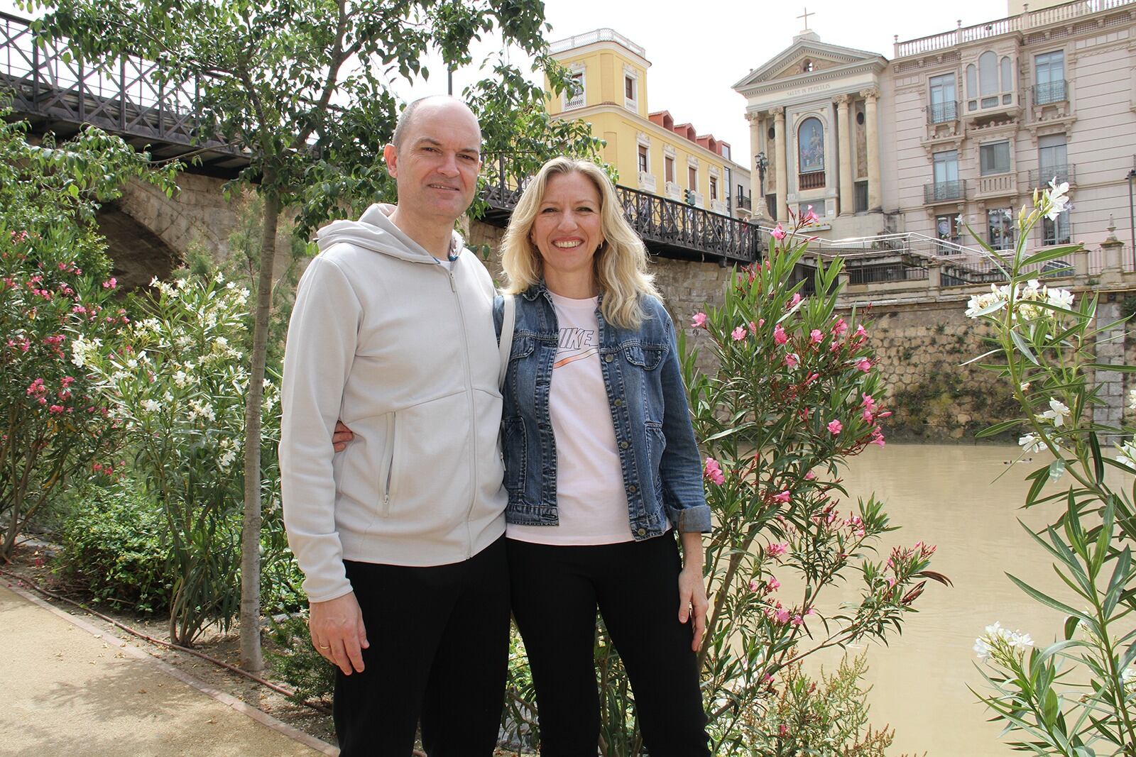 Maria José Ros, candidata de Cs, pasea junto a su marido por el río Segura durante la jornada de Reflexión