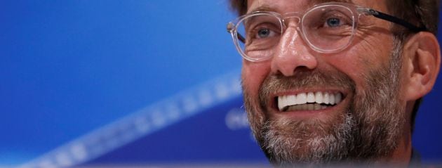 Klopp sonríe en la sala de prensa