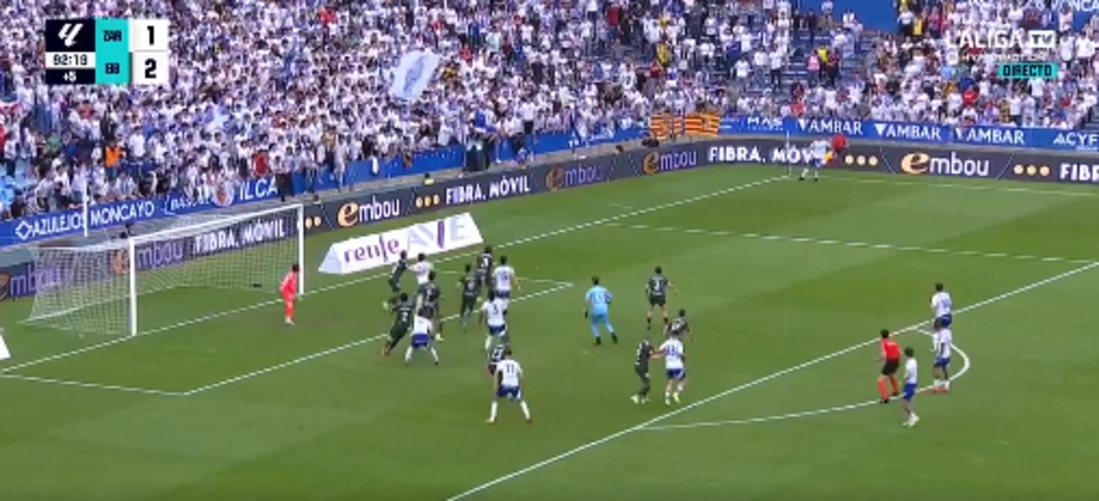 Gaëtan Poussin, portero del Real Zaragoza, anota de cabeza el gol del empate