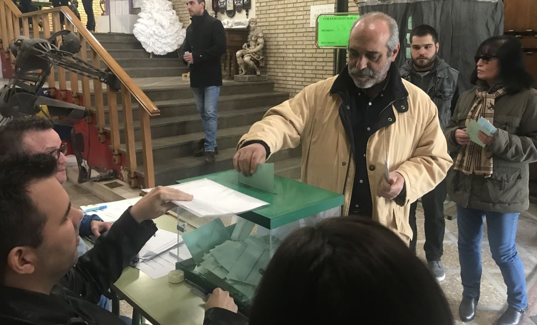 Un hombre vota en un colegio electoral de la capital en una anterior cita electoral.