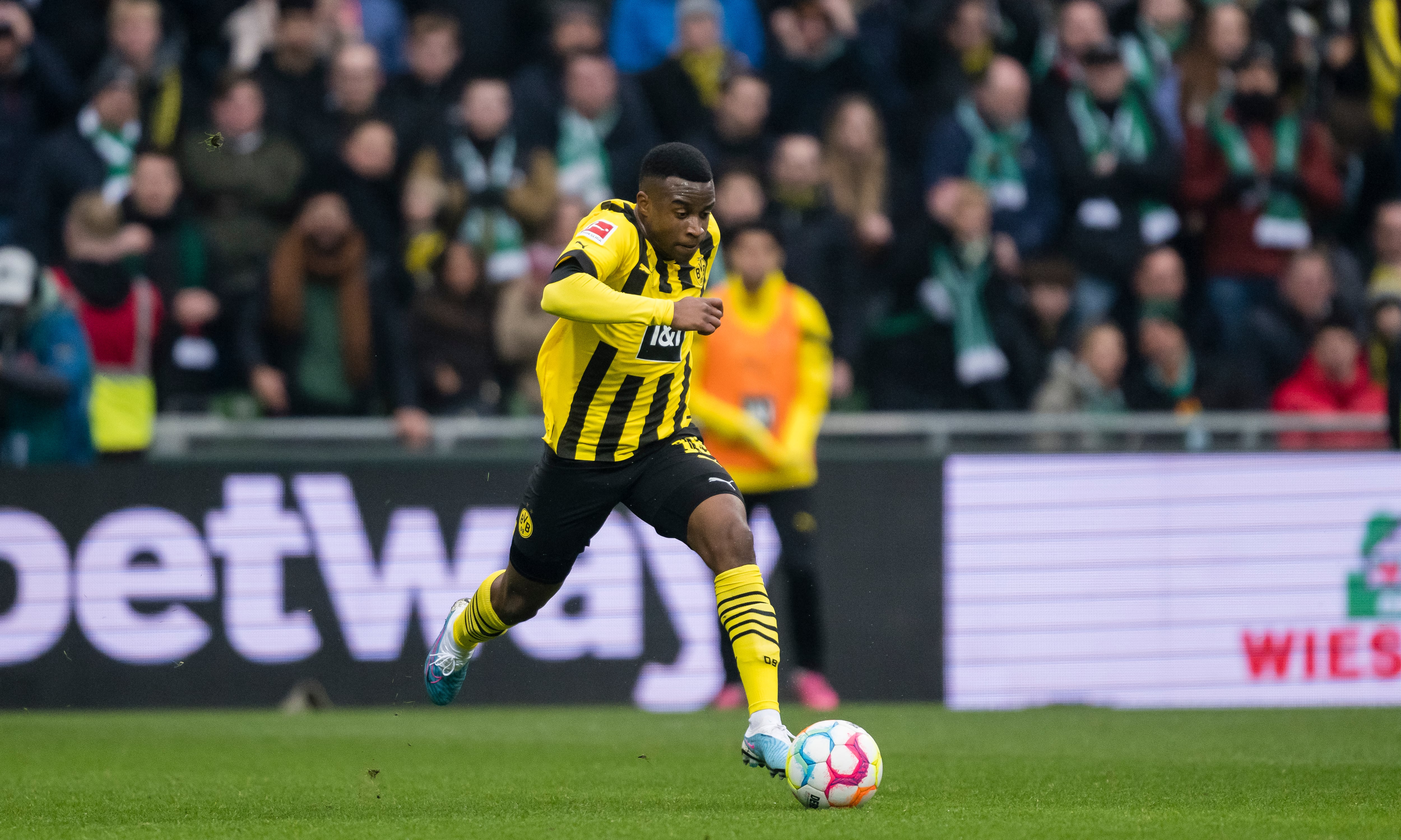 Youssoufa Moukoko en un partido con el Borussia Dortmund