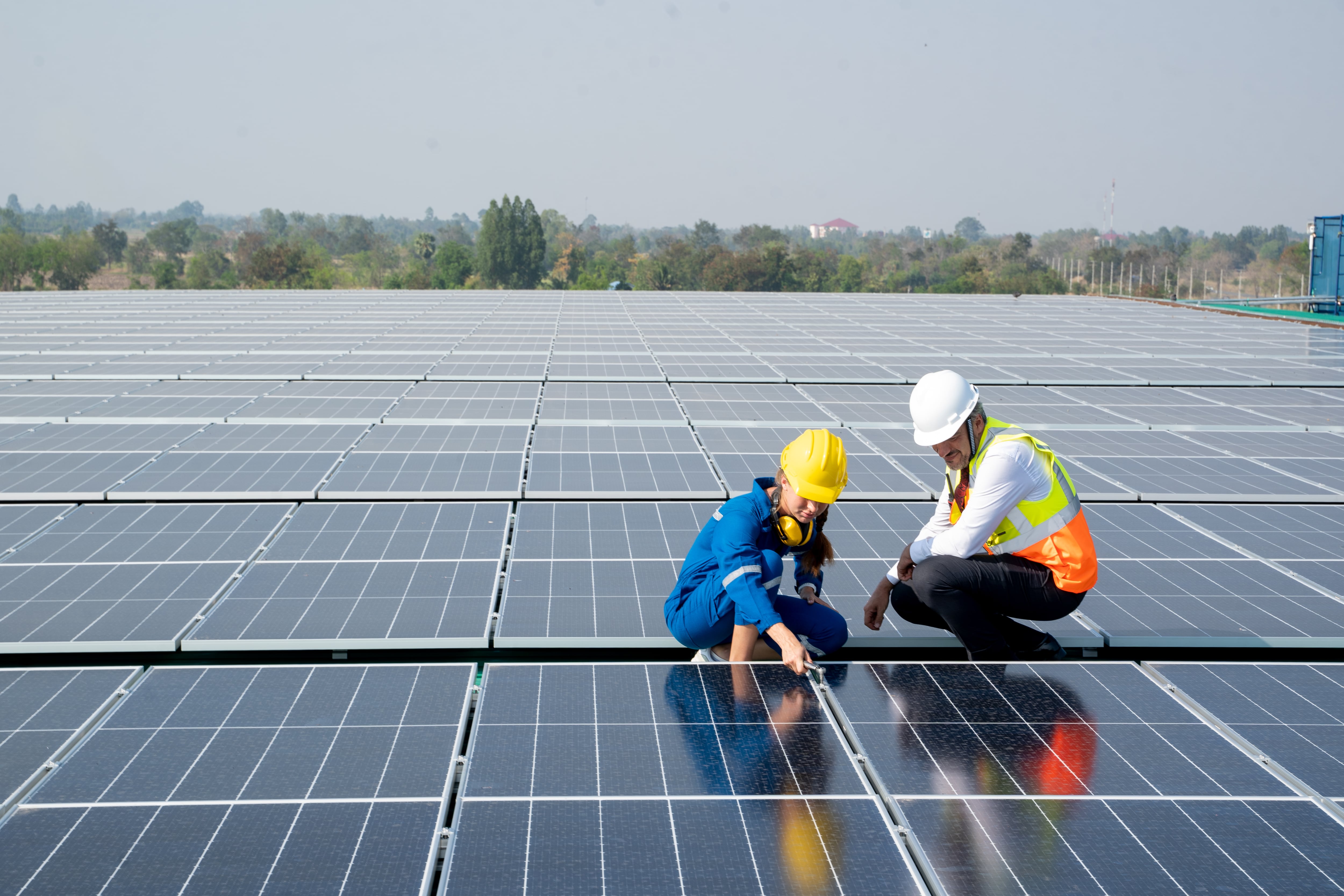 Técnicos examinando paneles fotovoltaicos.