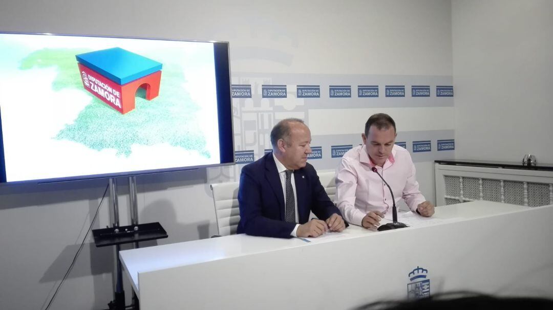 El vicepresidente de la Diputación, José María Barrios, junto al presidente Francisco Requejo, durante una rueda de prensa