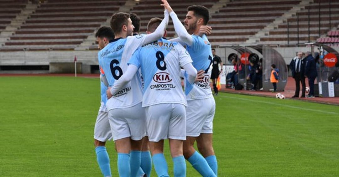 Los jugadores del Compos celebran uno de los tantos marcados por Aythami 