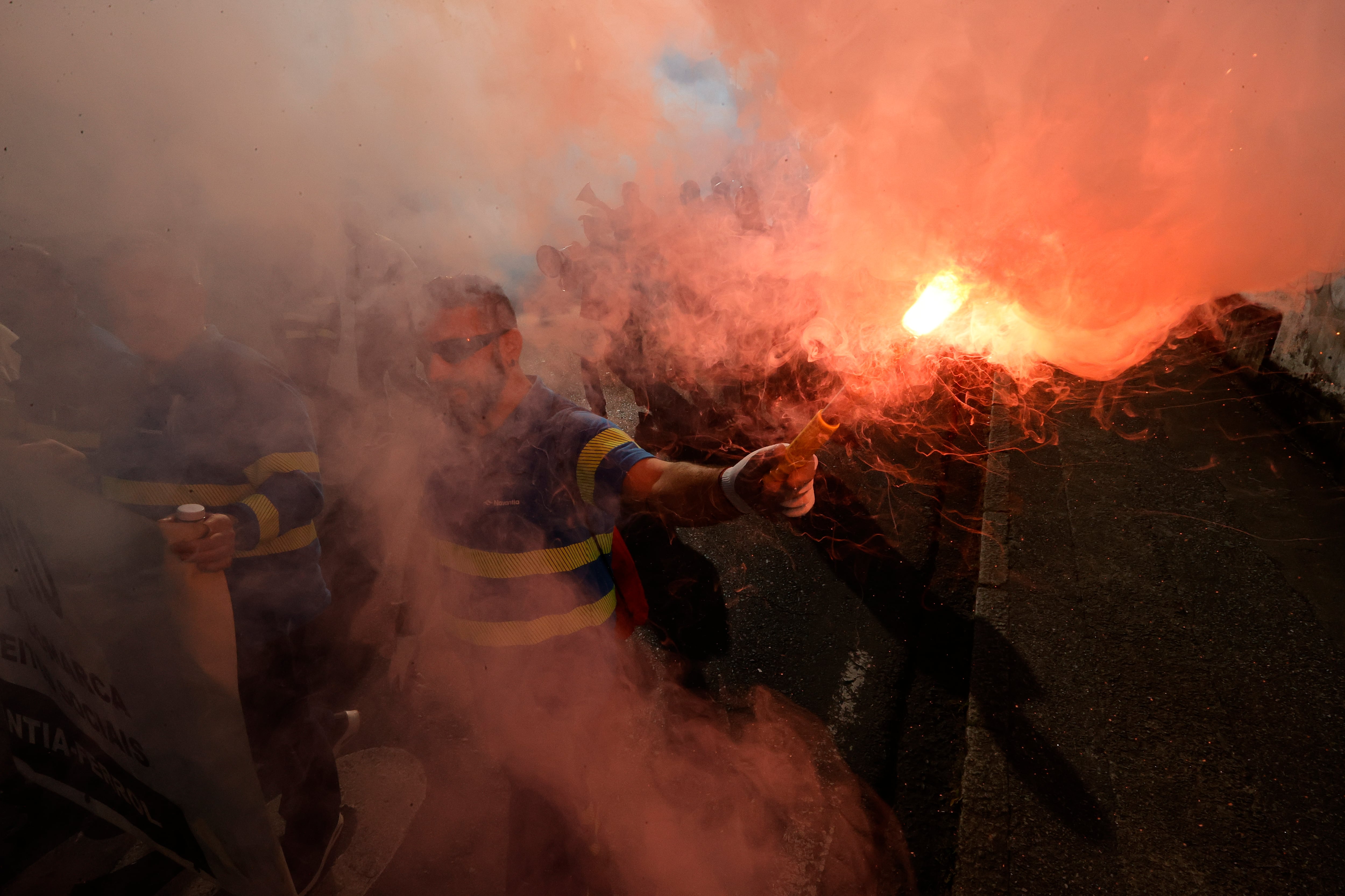 Manifestación de este martes de los trabajadores de Navantia por las calles de Ferrol (foto: EFE/Kiko Delgado)