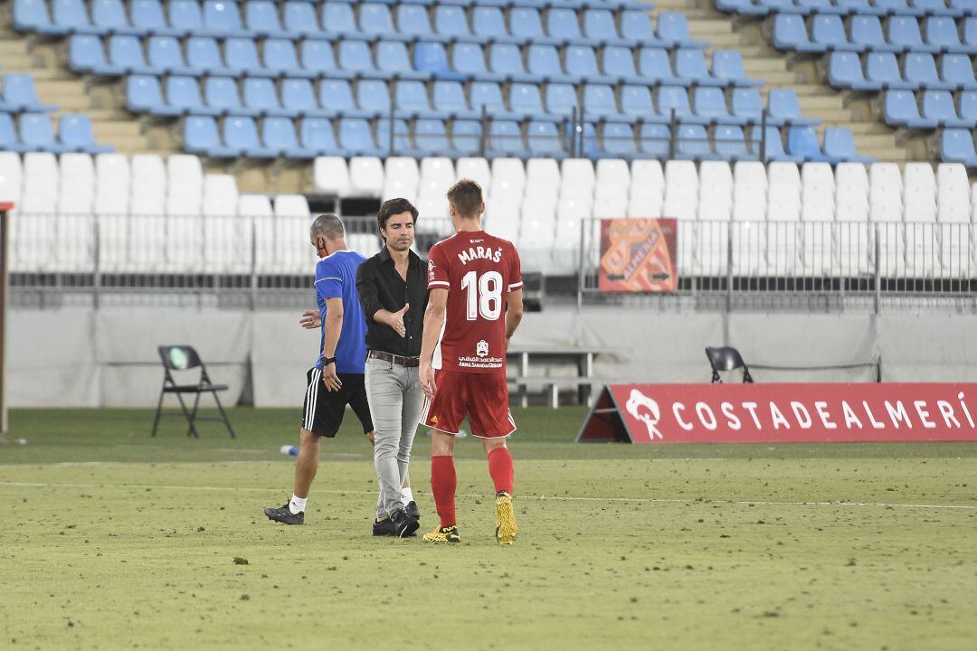 Mario Silva animando a Maras tras caer con el Tenerife.