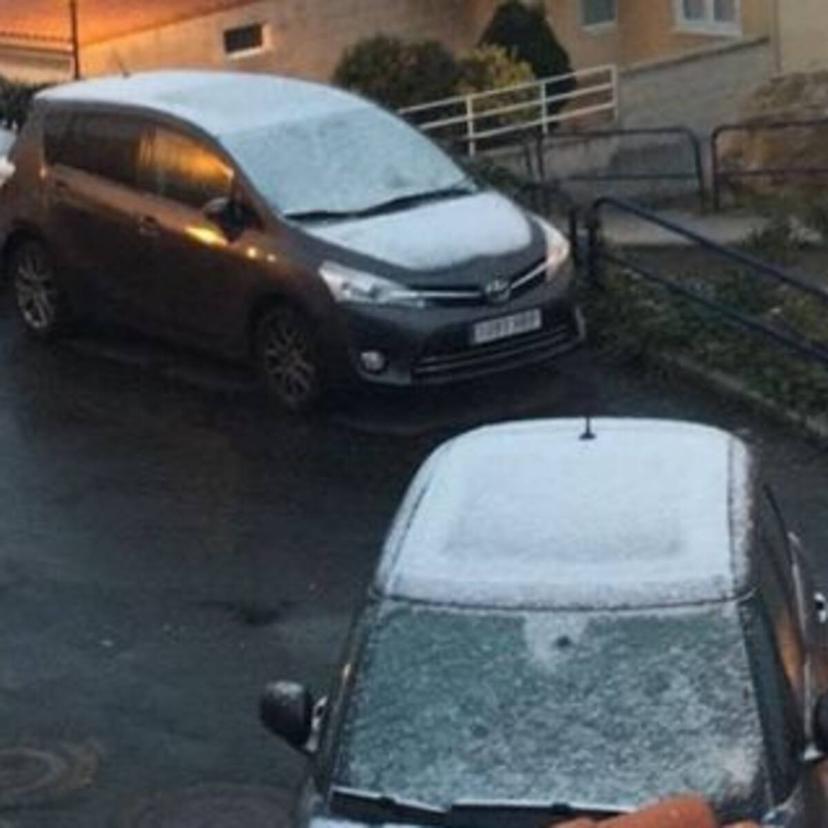 Cae la nieve sin cuajar en zonas urbanas