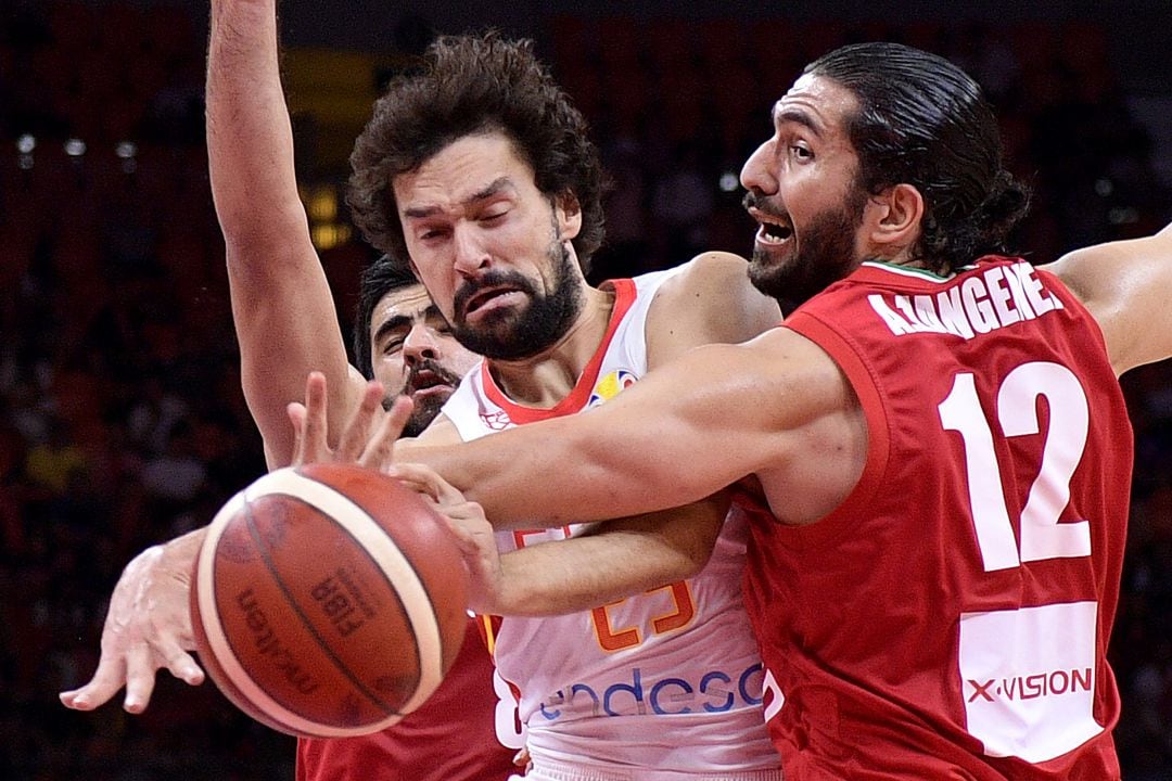 Sergio Llull ante la defensa iraní.