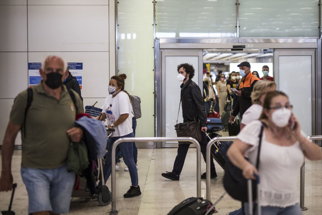 Pasajeros de un vuelo procedente de Quito a su llegada a las instalaciones de la Terminal T4  del Aeropuerto Adolfo Suárez Madrid-Barajas en Madrid