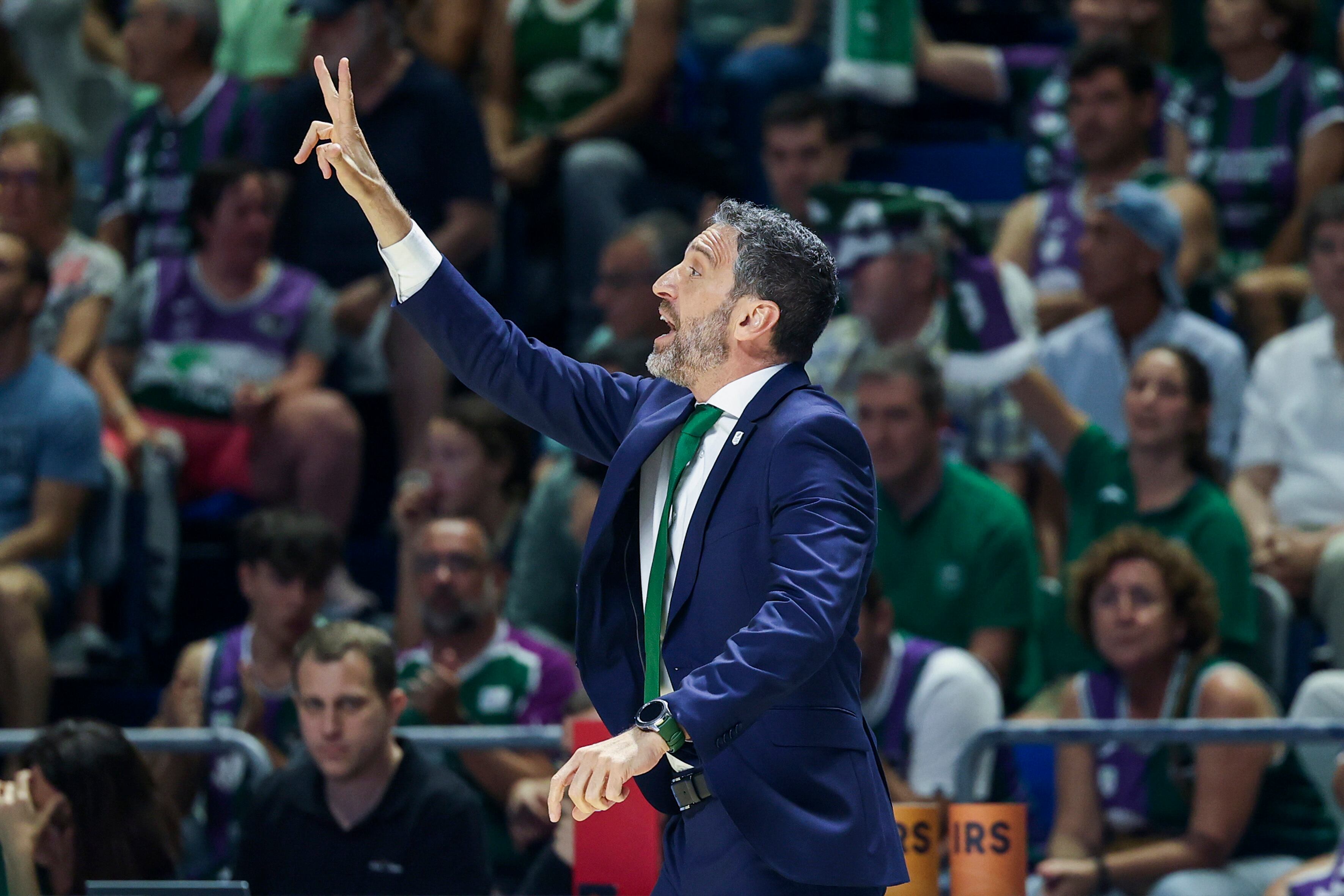 MÁLAGA, 08/06/2025.- El entrenador Ibon Navarro durante un momento del tercer partido de cuartos de final de la Liga Endesa disputado este domingo en el Palacio de los Deportes ?José María Martín Carpena?. EFE/ Daniel Pérez