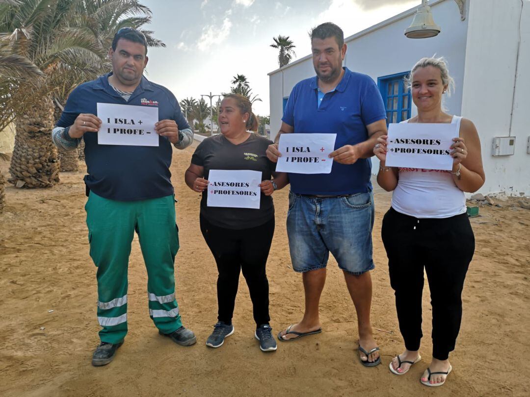 Padres y madres concentrados frente al CEO Ignacio Aldecoa