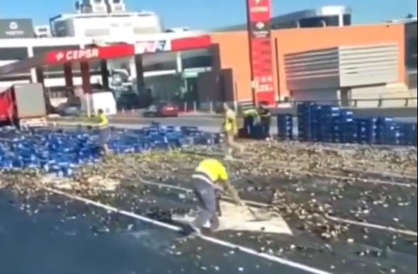 Imagen de un camión de cervezas volcado en plena A-6 a la altura de Madrid