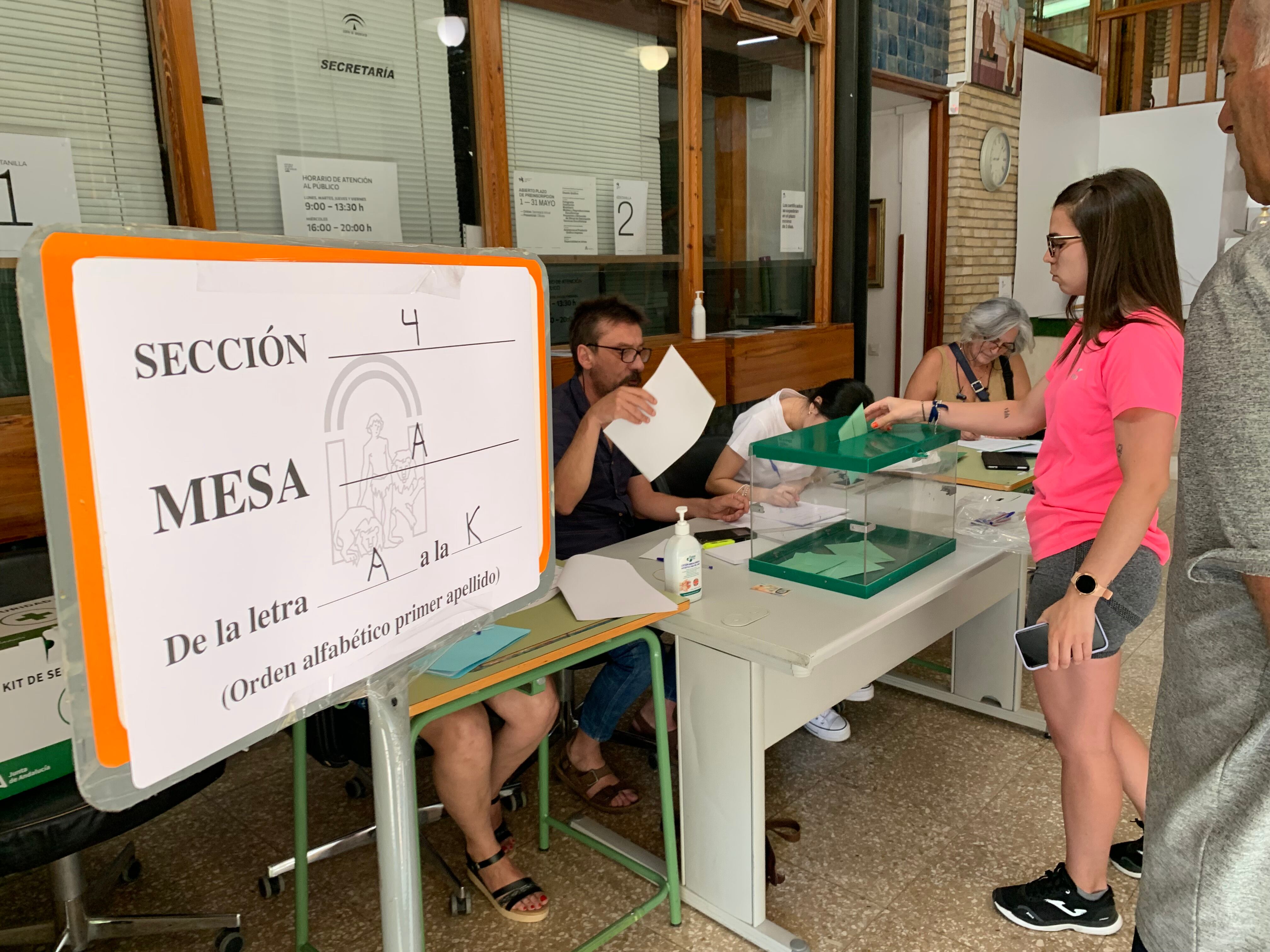 Una joven vota en un colegio electoral en Jaén.