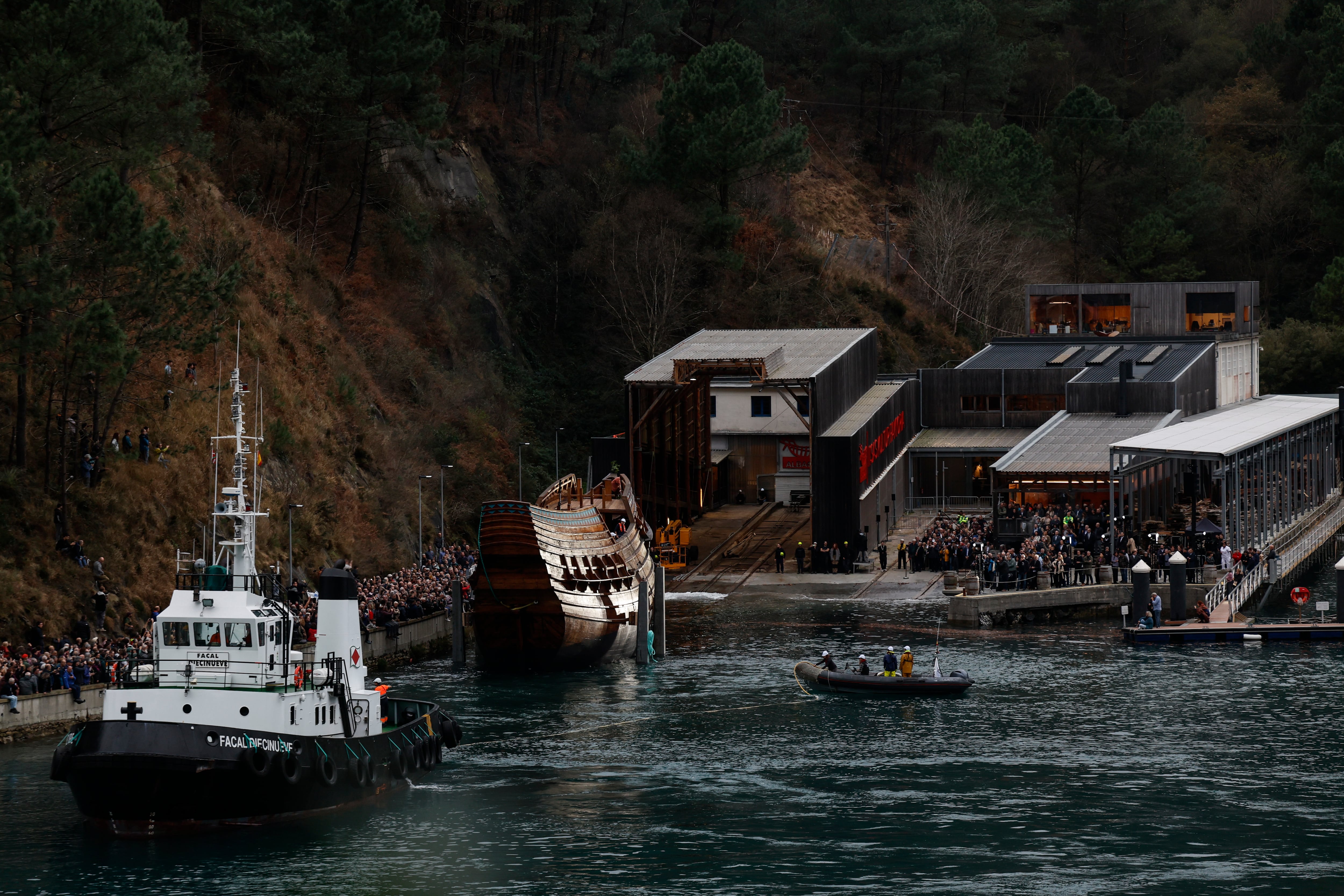 PASAIA (GIPUZKOA) (ESPAÑA), 07/11/2025.- Desde hace más de una década la fundación Albaola construye en Pasaia (Gipuzkoa) una réplica exacta de la nao San Juan, un ballenero vasco hundido en 1565 en aguas de Canadá cuya recreación artesanal, pieza a pieza, de forma fiel al original, refleja el arte de cómo hacer historia en un astillero tradicional, que ha sido botado esta tarde después de más de una década de construcción. EFE/Juan Herrero.

