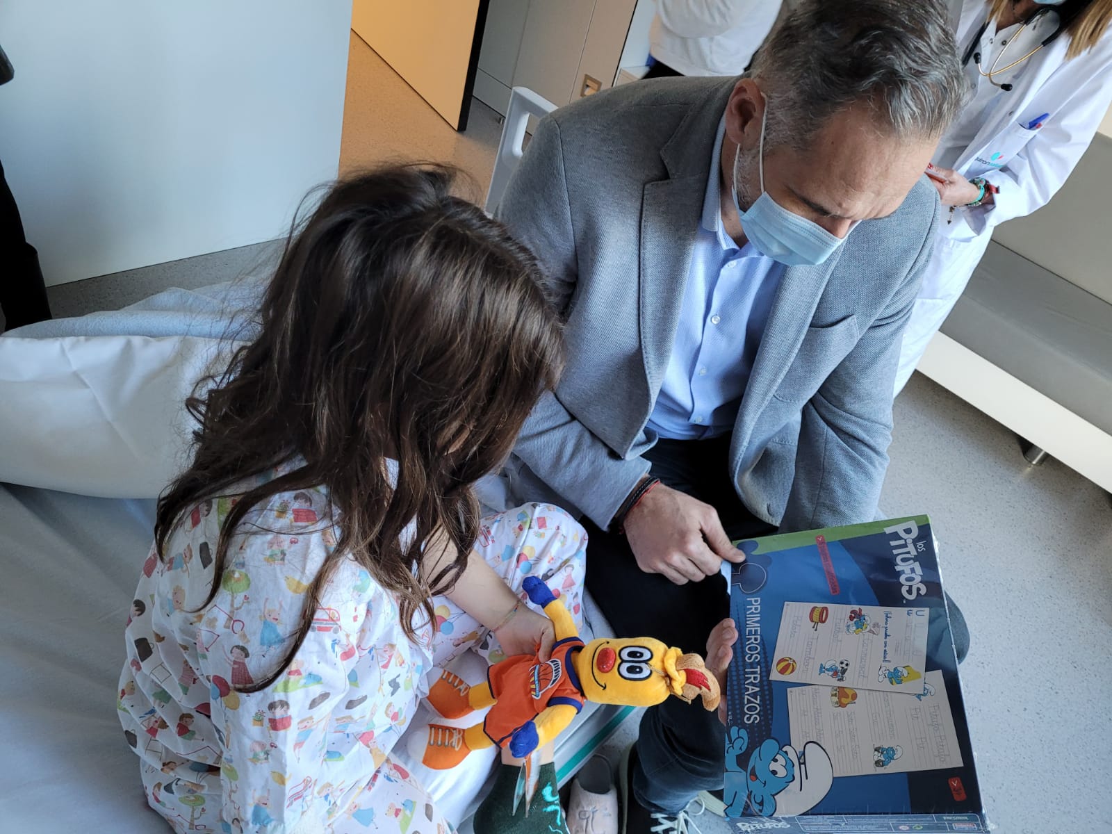 El Valencia Basket visita a los niños hospitalizados de Quirónsalud