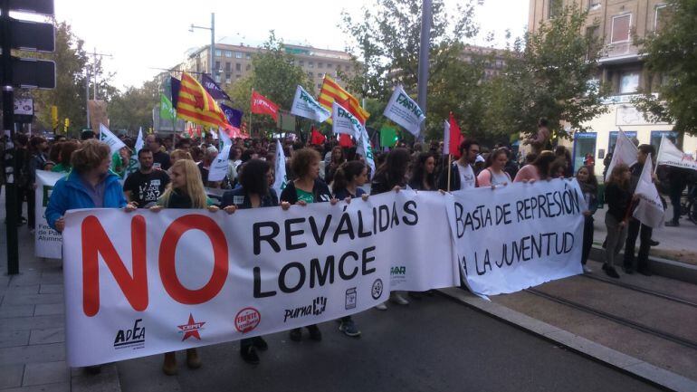 Dos de las pancartas de la manifestación contra la LOMCE en Zaragoza 