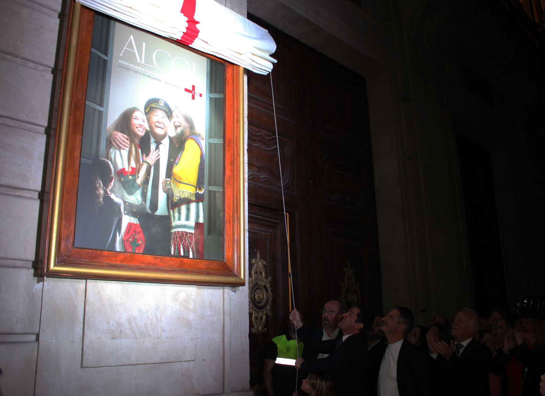 Instante en el que se ha descubierto el cartel de Fiestas de Moros y Cristianos 2023