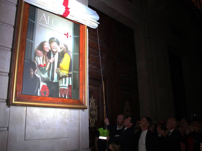 Instante en el que se ha descubierto el cartel de Fiestas de Moros y Cristianos 2023