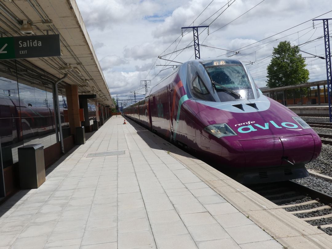 Primera parada del AVLO en la estación de Guadalajara - Yebes