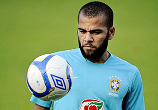 El jugador del Barcelona, Dani Alves, durante un entrenamiento con la selección de Brasil