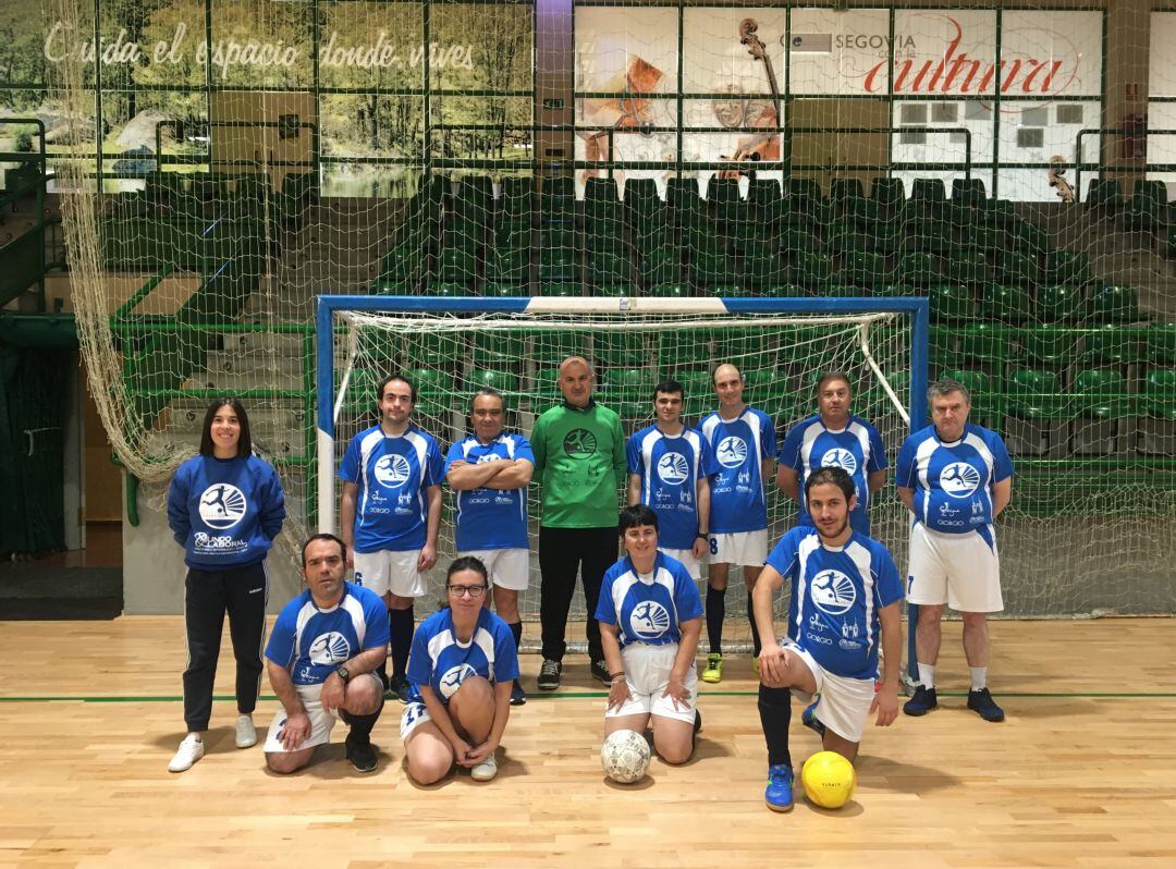 Los componentes del Amanecer FC posan en el pabellón Pedro Delgado