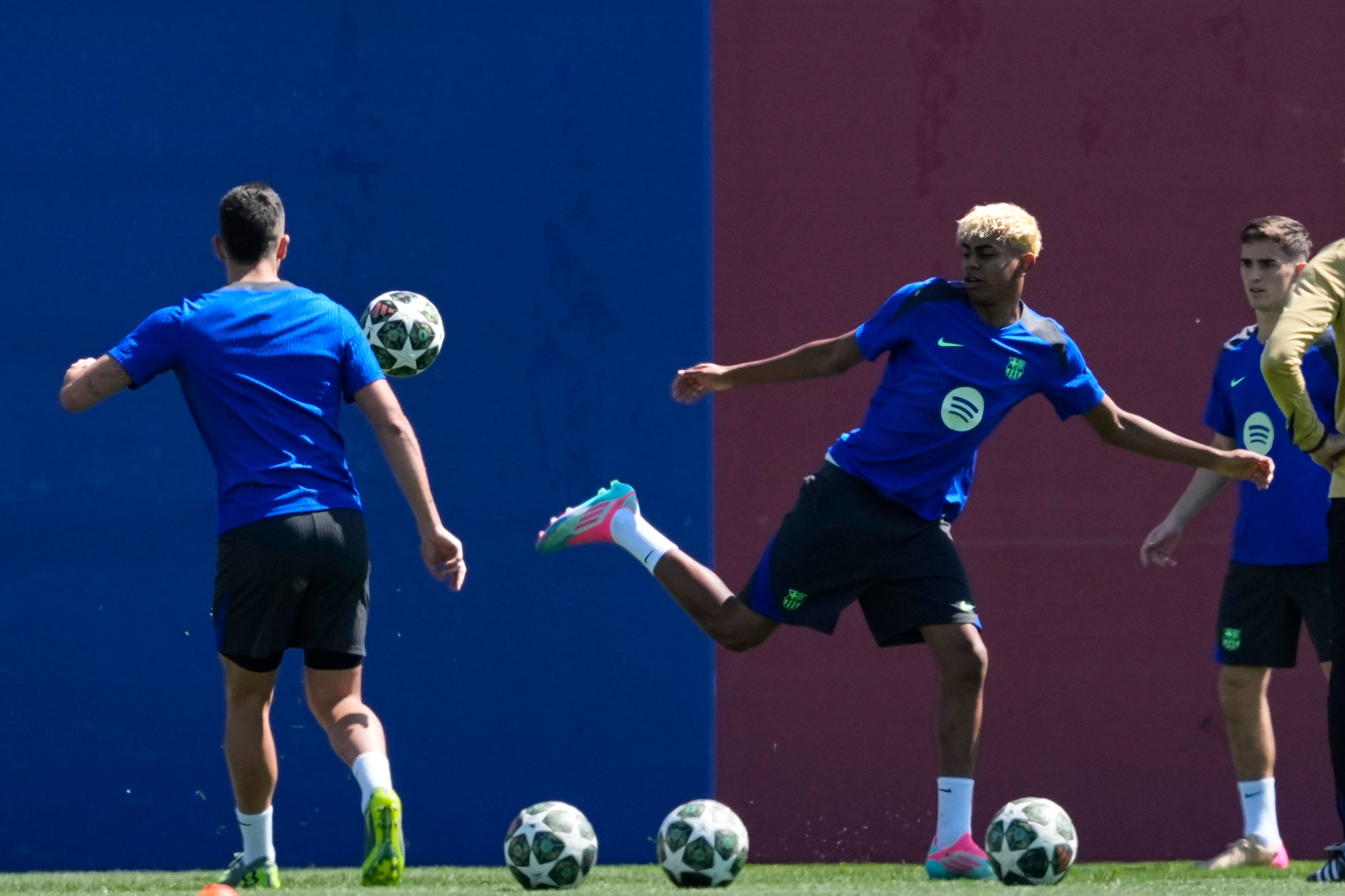 Lamine Yamal entrena junto a sus compañeros antes del partido contra el Inter de Milán
