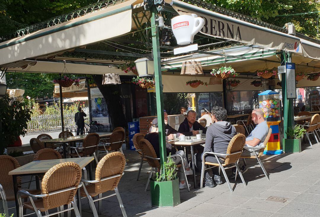 Unos extranjeros sentados este lunes, 19 de octubre, en una terraza de la Plaza Bibrambla, en el centro de Granada