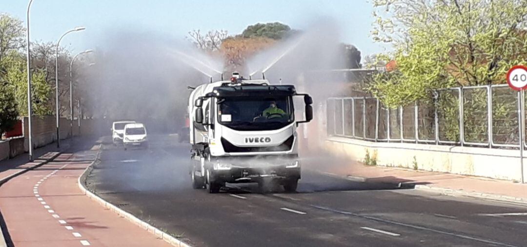 Trabajos de desinfección de la vía pública en Alcalá de Henares