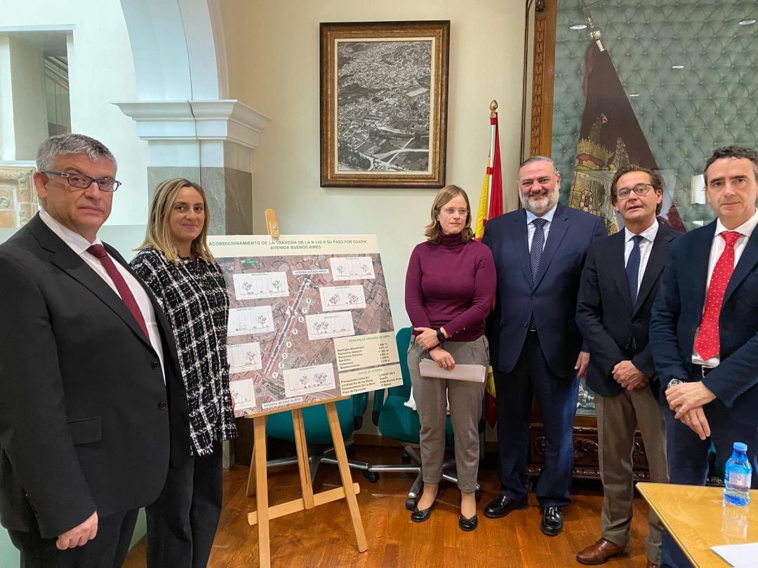 La consejera, Marifrán Carazo ha presentado el proyecto en el Ayuntamiento de Guadix.