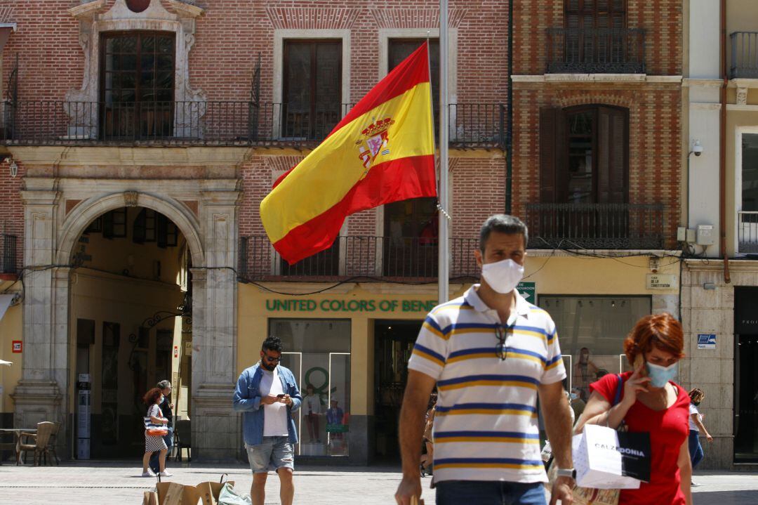 Banderas a media asta en los organismo públicos por el luto de las víctimas por el COVID-19 declarado por diez días por el Gobierno.