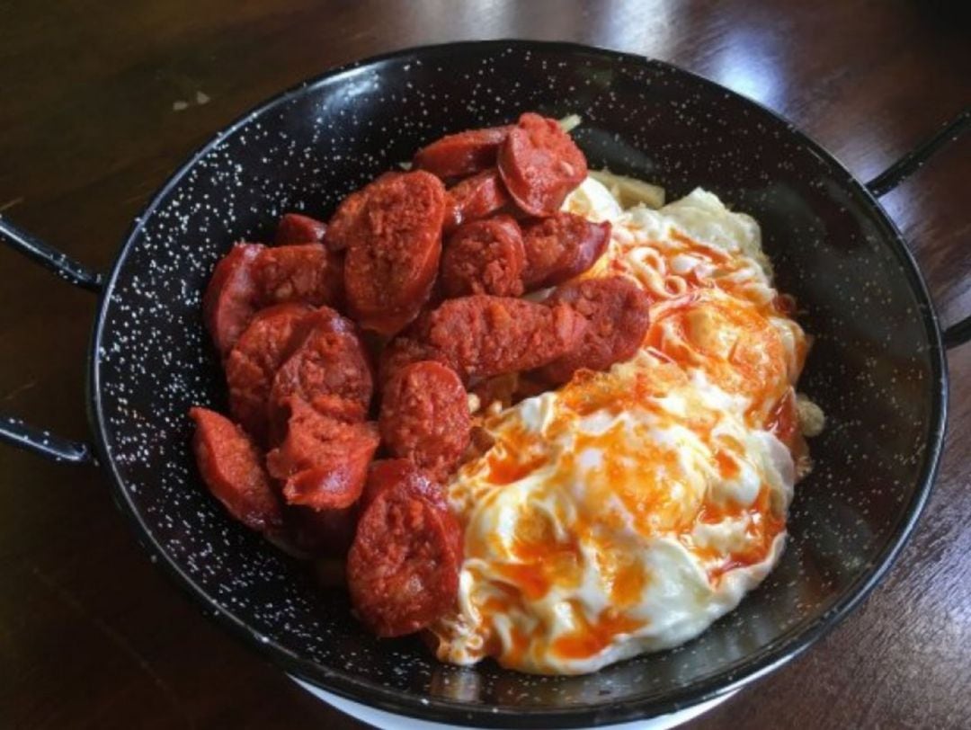 Cazuela de huevos fritos con chorizo