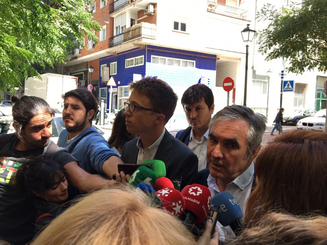 Errejón y Gutiérrez atienden a los medios de comunicación esta mañana