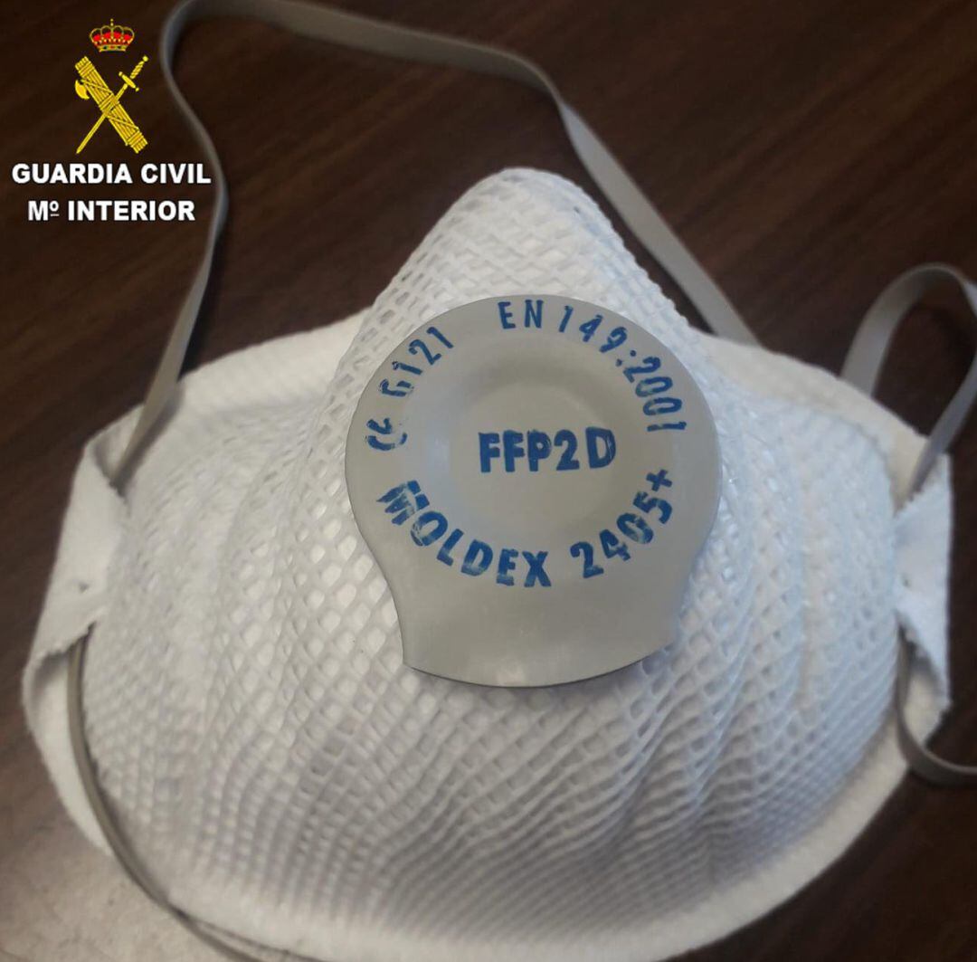 Una de las mascarillas incautadas.