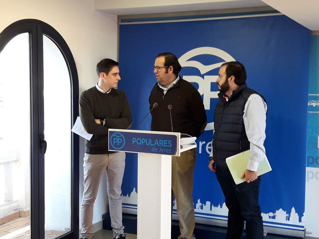 El concejal del PP Jaime Espinar junto a los alcaldes de La Barca y Estella