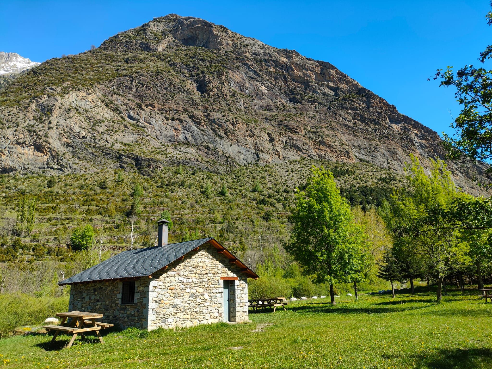 Instalaciones de la barbacoa en las afueras de Benasque