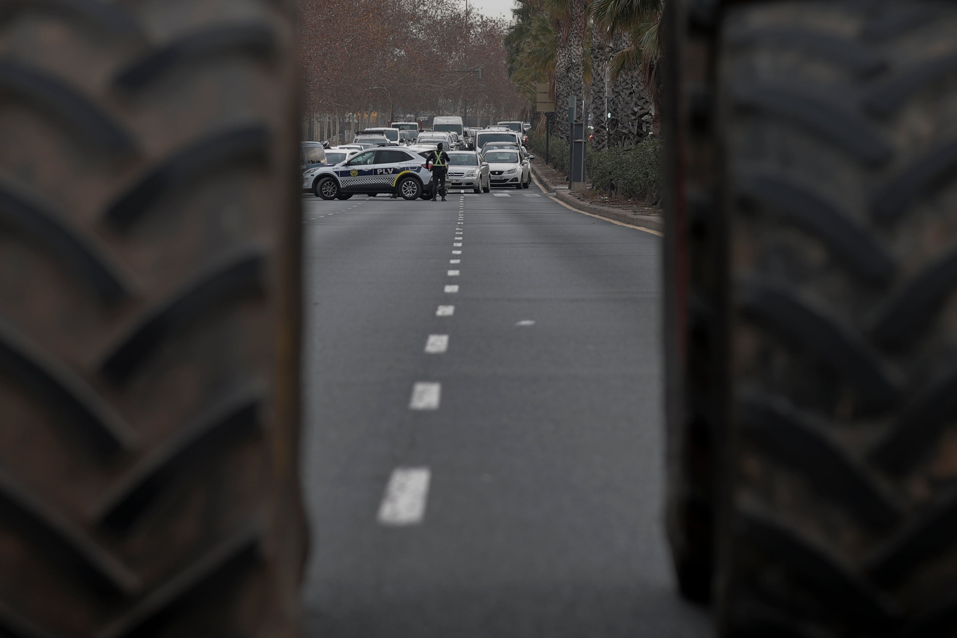 Vista general de la ronda norte atascada a causa de una manifestación de agricultores con tractores que la ha cortado de acceso a València y la CV-30 desde primeras horas de la mañana de este martes, así como la CV-50 en L&#039;Alcúdia y la A-3 a la altura de Cheste, aunque en esta última ya se ha abierto un carril.