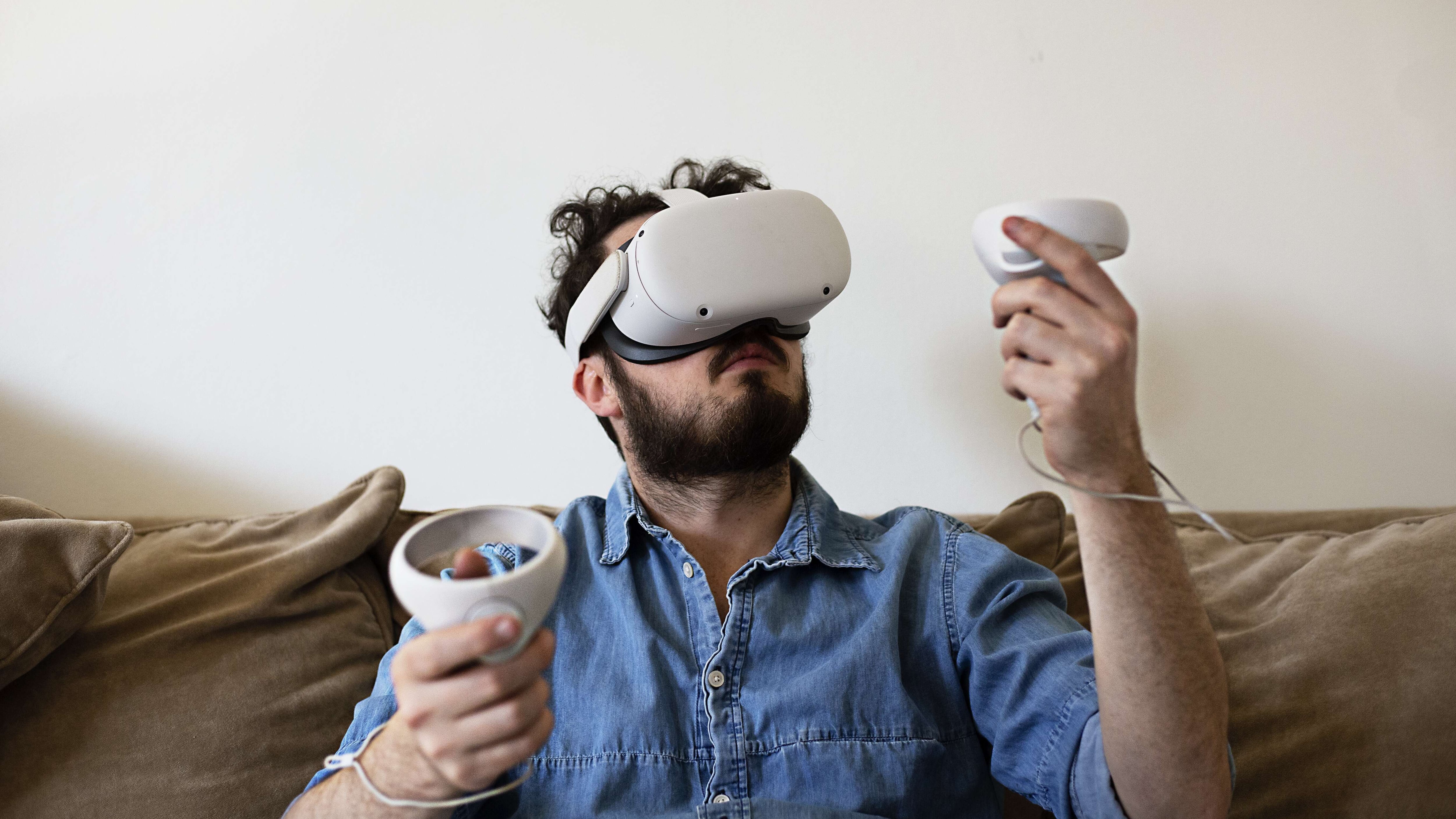 Un hombre experimenta la realidad virtual