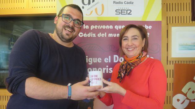 Jesús Bernal recibe de Ana Villagómez la taza del Doctorado Honoris Cádiz