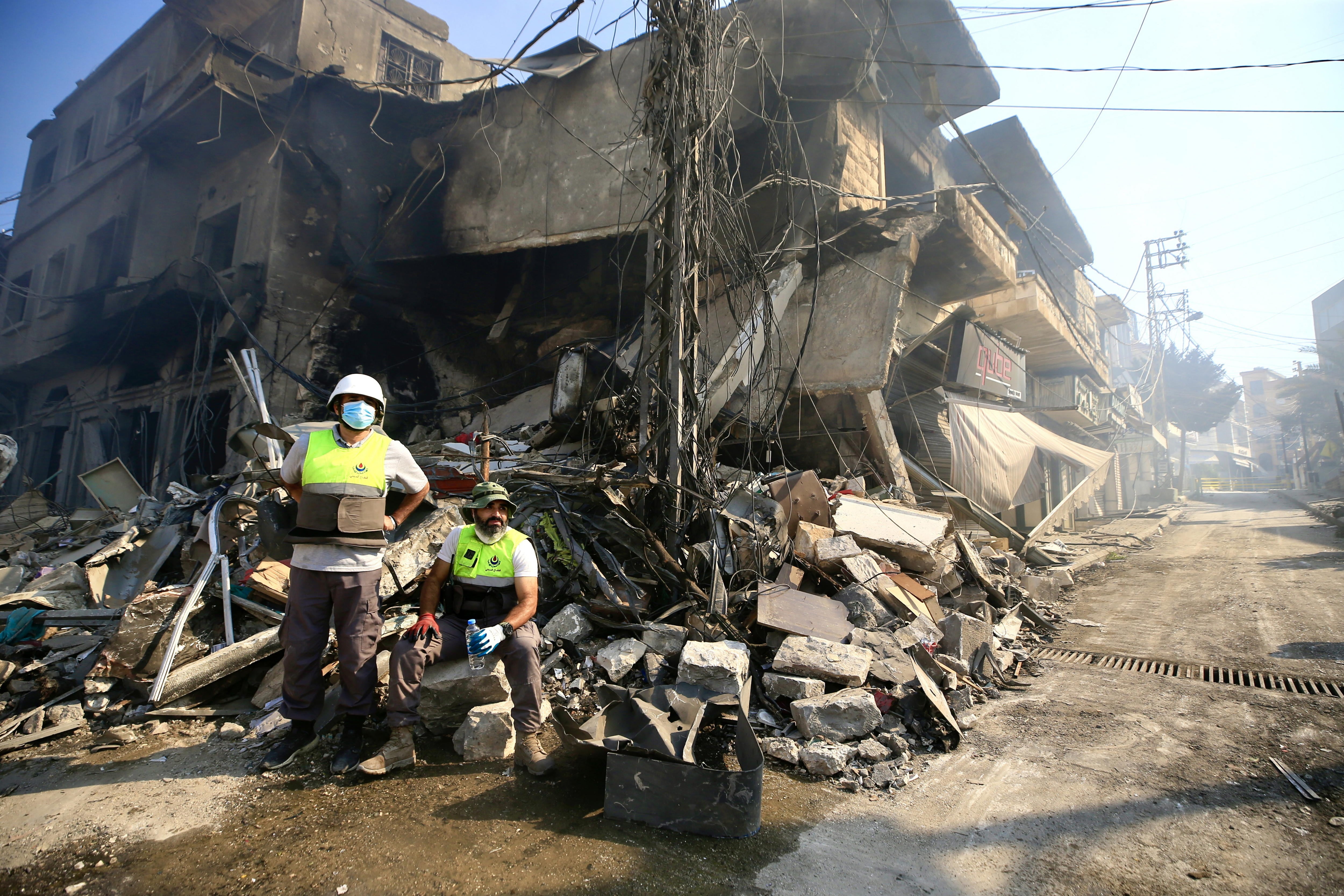 Los rescatistas trabajan en el lugar de los edificios destruidos tras un ataque militar israelí en un mercado comercial en Nabatieh, en el sur del Líbano