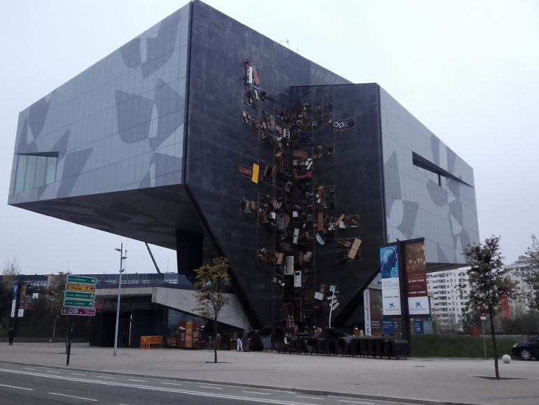 La instalación de Basurama, en la fachada del Caixa Forum 