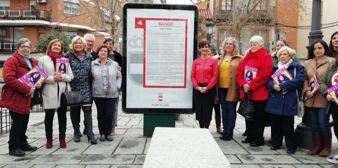 Isabel Rodríguez y las miembros del Consejo de la Mujer, ante el bando 