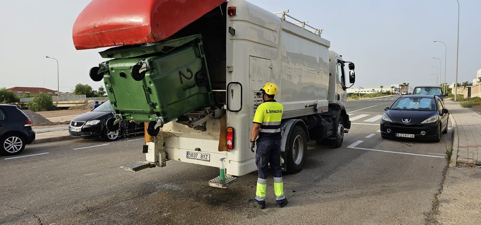 La &#039;&#039;Operación Deshollino&#039;&#039; de Lorca incorpora un camión &#039;&#039;lavacontenedores&#039;