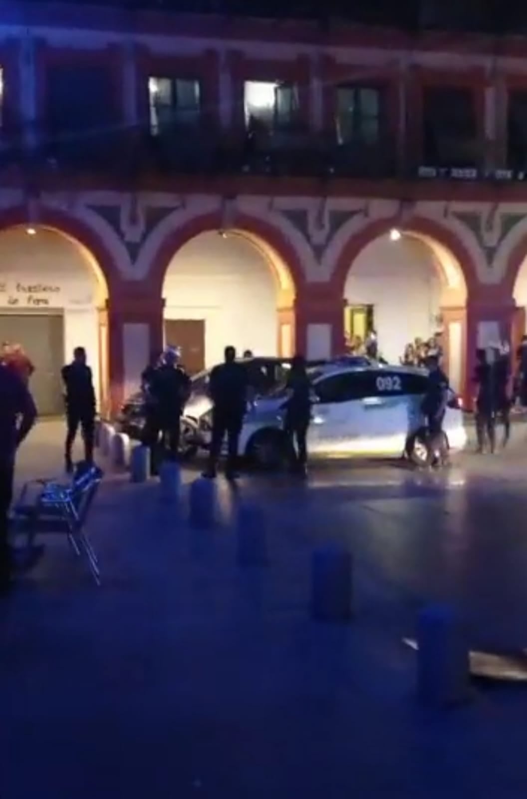 El coche siniestrado tras estrellarse contra un muro en la plaza de La Corredera, tras intentar escapar de la Policía Local. Foto: Gloria_25 (Twitter)