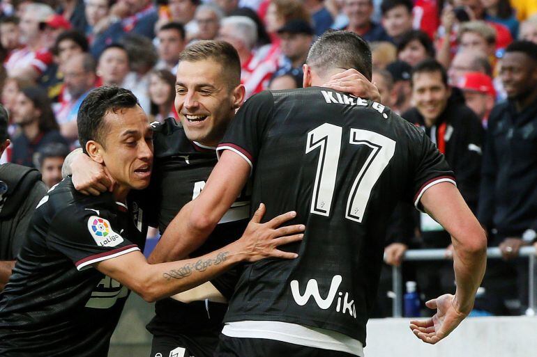 Los jugadores del Eibar, Fabián Orellana (i), Rubén Peña (c) y Kike García (d), celebran uno de los goles contra el Atlético de Madrid