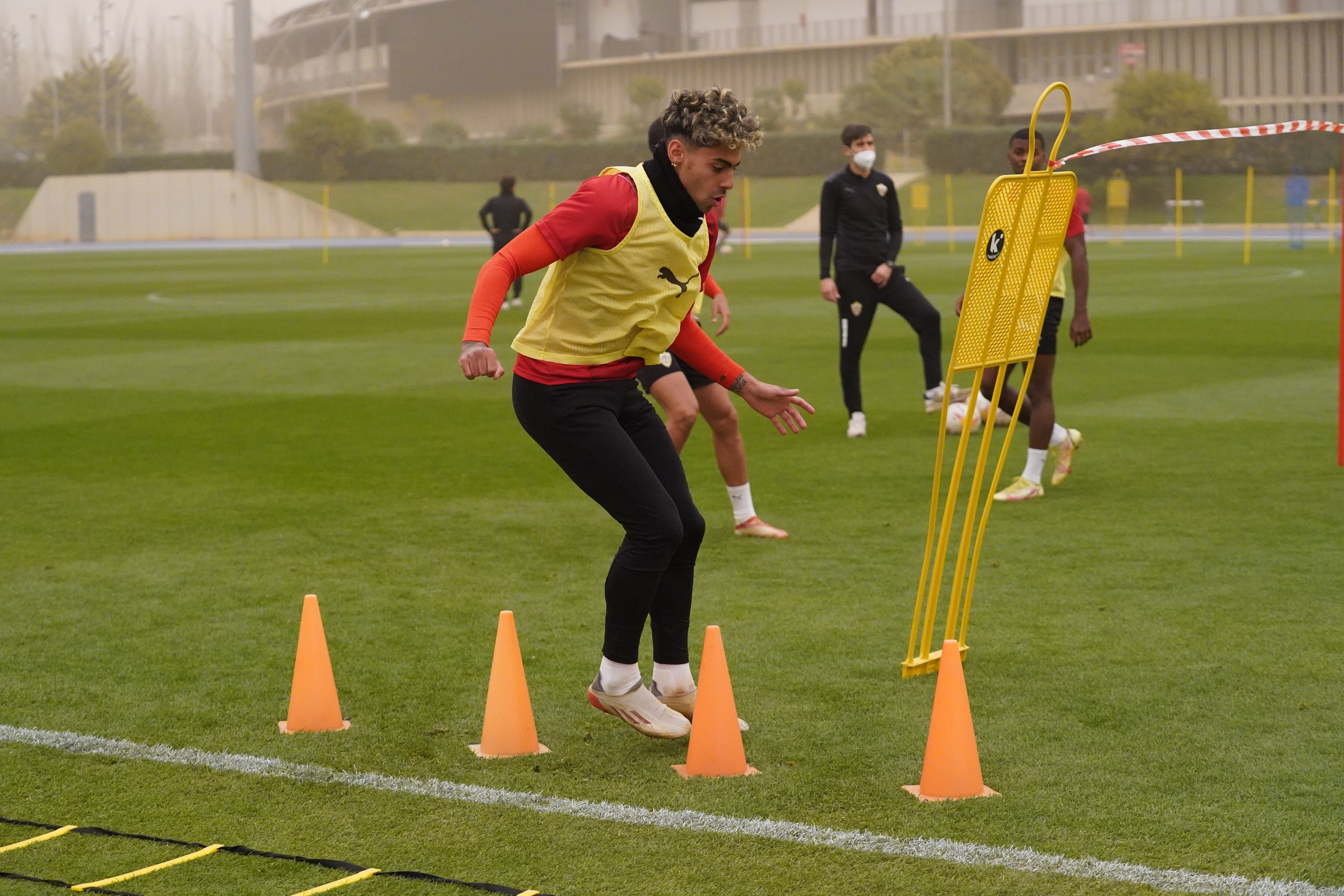 Samú Costa está listo para volver al once titular del Almería.