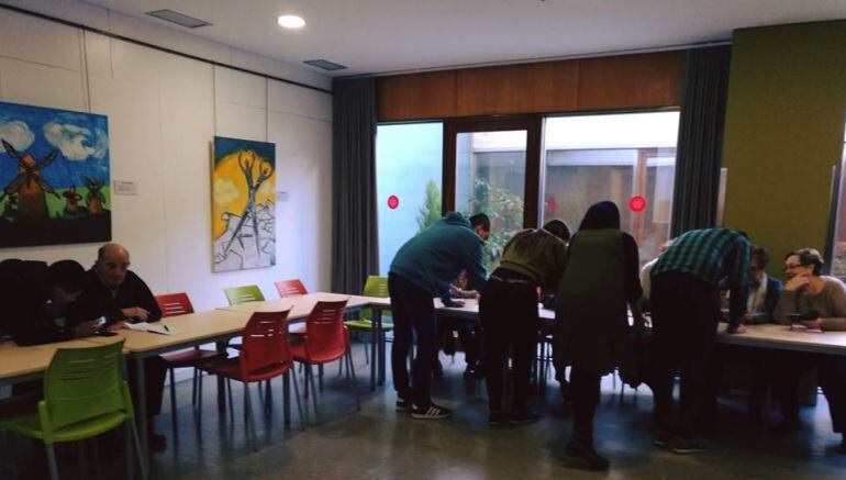 Alumnado de la escuela Taller de Informática imparte el curso de manejo de móviles a mayores