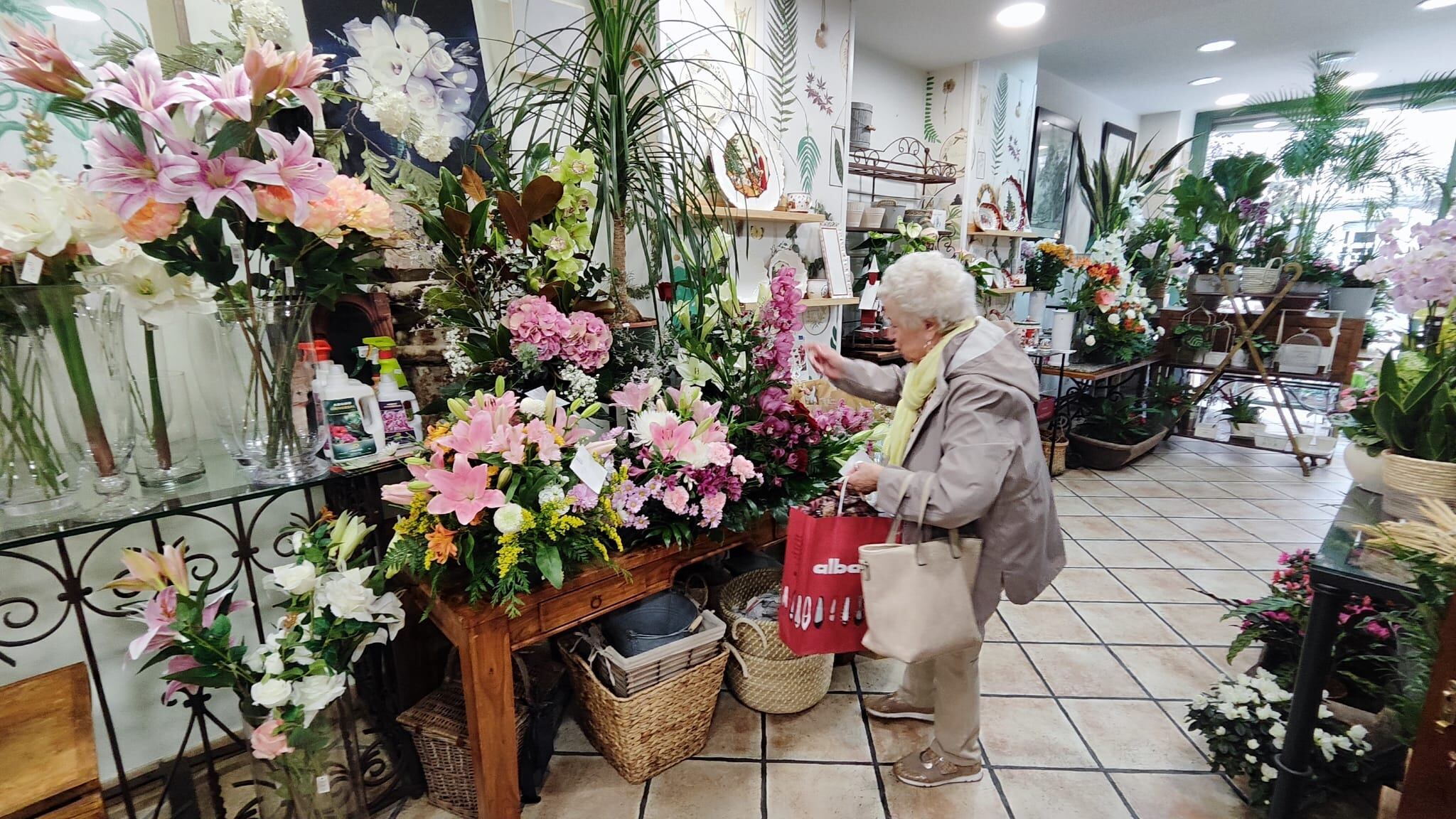 Les orquídies, els gladiols, els líliums, les roses i els clavells, entre les flors més demanades aquests dies per dur al cemenetiri coincidint amb la festa de Tots Sants.